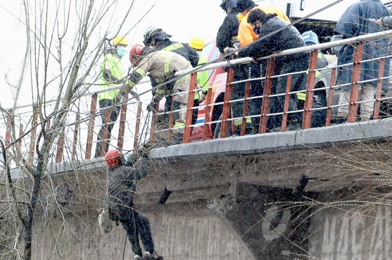 Bomberos de Curicó rescataron a hombre aislado bajo el Puente Rauco por crecida del Río Teno