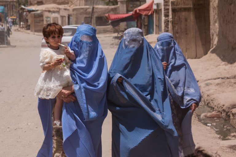 Por qué los talibanes pueden aplastar 20 años de conquistas de las mujeres afganas