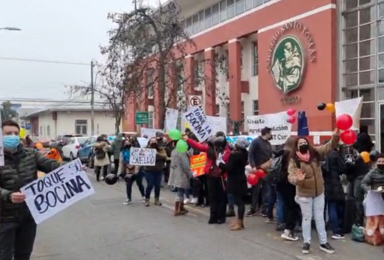 Funcionarios del Colegio Santo Tomás cumplen segundo día de huelga por mejoras salariales