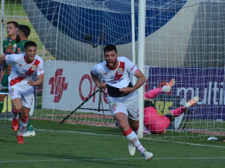 Curicó Unido abandona la zona de descenso del Torneo Nacional