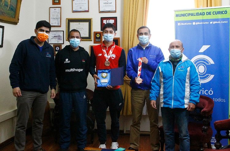 Doble medallista curicano fue recibido por autoridades
