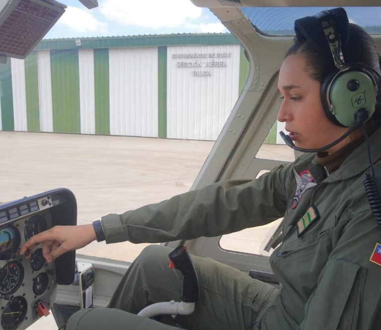 Oficiales de Carabineros se instruyen como pilotos de helicópteros