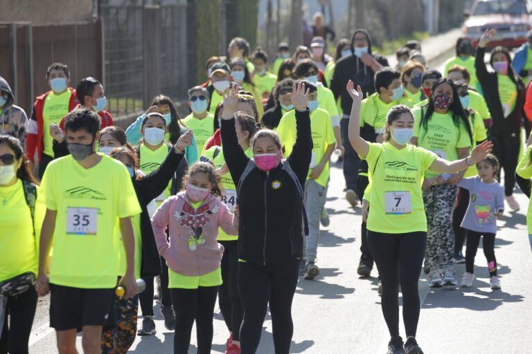 Primera caminata familiar en Rauco convocó a cerca de mil participantes