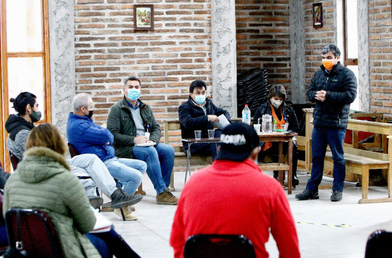 Municipio de Curicó informó a vecinos de Isla Marchant sobre soluciones a problemas en Ruta J-60