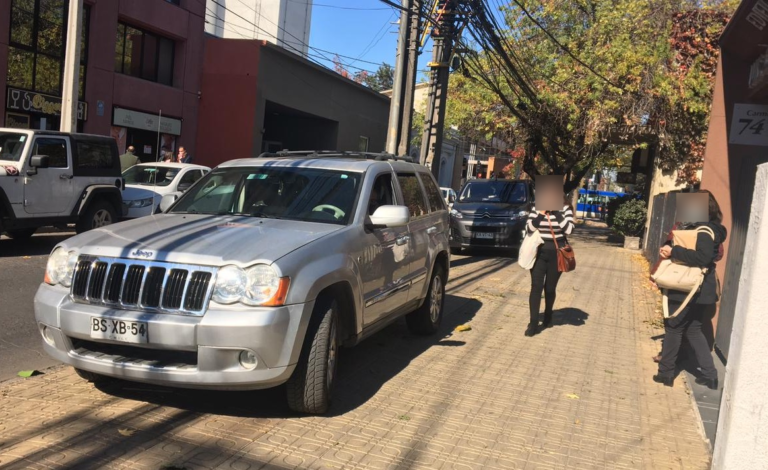 Vecinos de calle Carmen en Curicó denuncian carreras clandestinas y vehículos estacionados en vereda