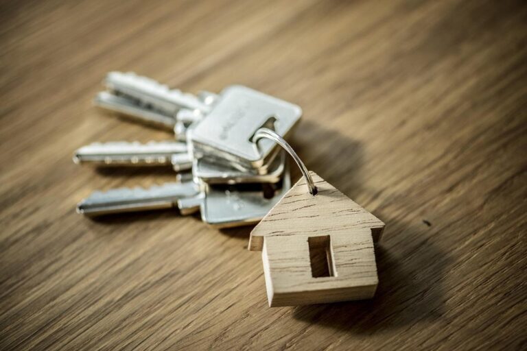 Grupo habitacional “Los 14 de Santa Fe” en Curicó denuncia que constructora no entrega casas ya terminadas