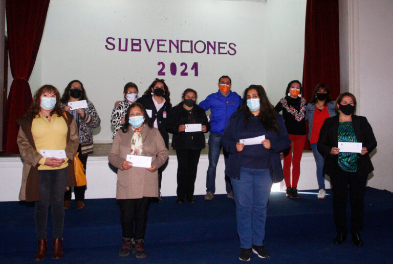 Municipio de Curicó entregó subvenciones a 103 organizaciones femeninas