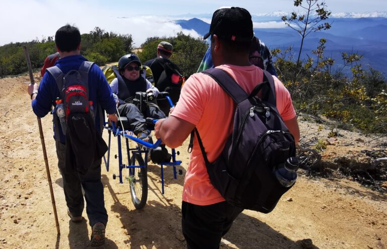 Profesional en situación de discapacidad del Municipio de Molina llegó a la cima del Cerro Traluñé
