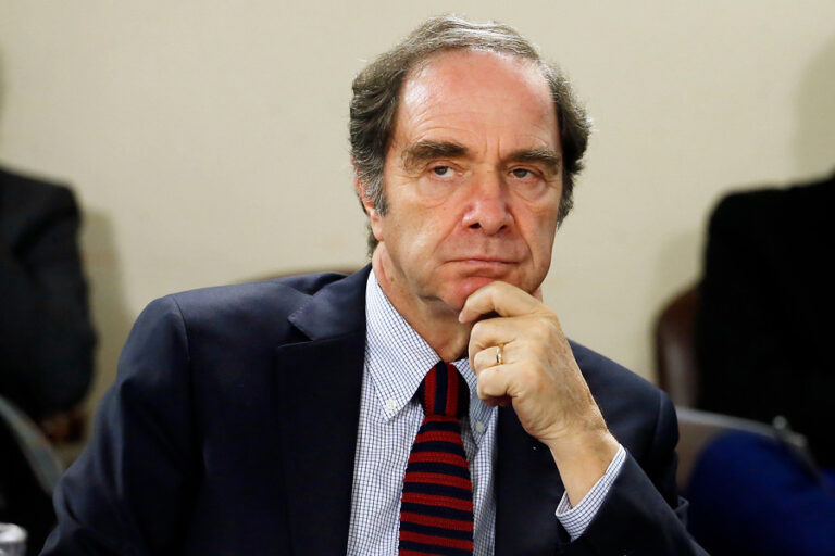 Víctimas de abusos en Colonia Dignidad piden renuncia del ministro de Justicia Hernán Larraín