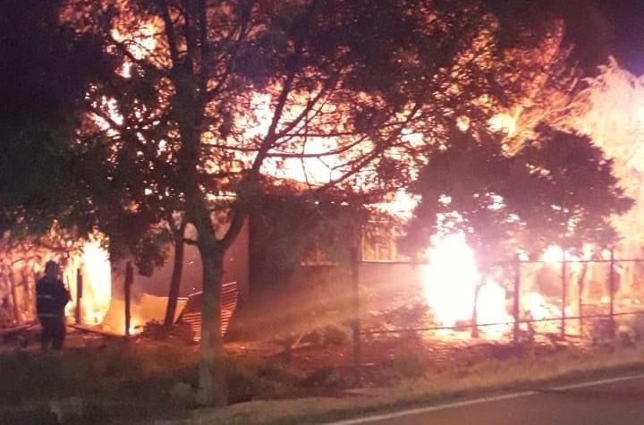 Incendio destruyó vivienda en sector Palquibudis de Rauco