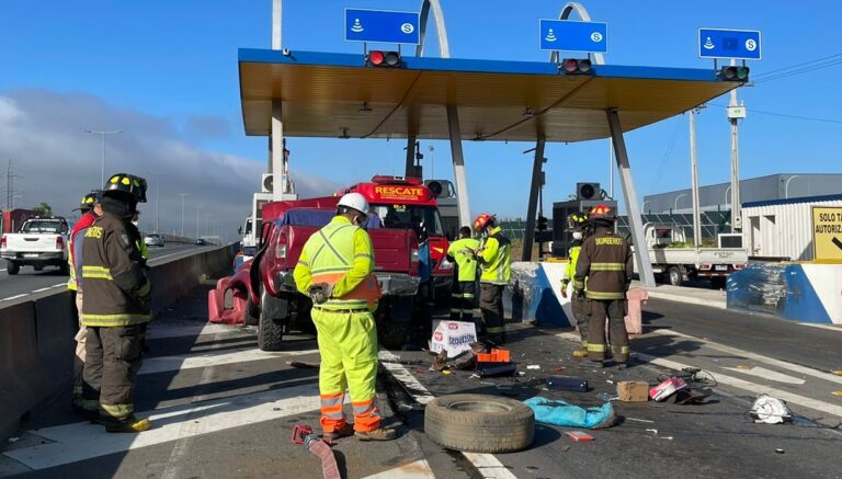 Conductor falleció tras chocar su vehículo en peaje de acceso a Molina