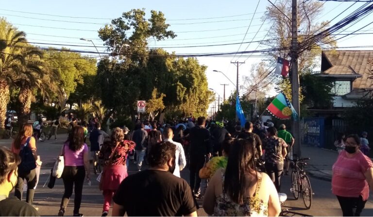 Marcha conmemorativa del 18-0 recorrió avenidas de Curicó y llegó a la Ruta 5 Sur