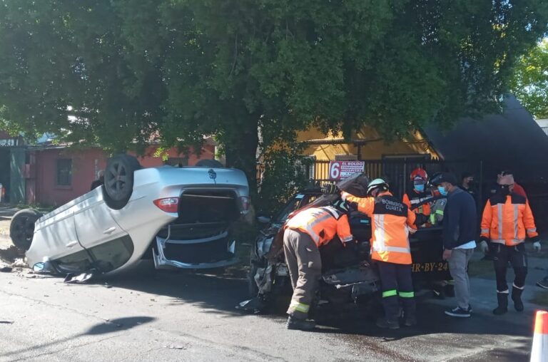 Carabineros de Curicó busca a conductor que causó accidente con dos personas lesionadas