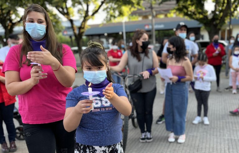 Comunidad de Molina realizó velatón por víctimas de femicidios