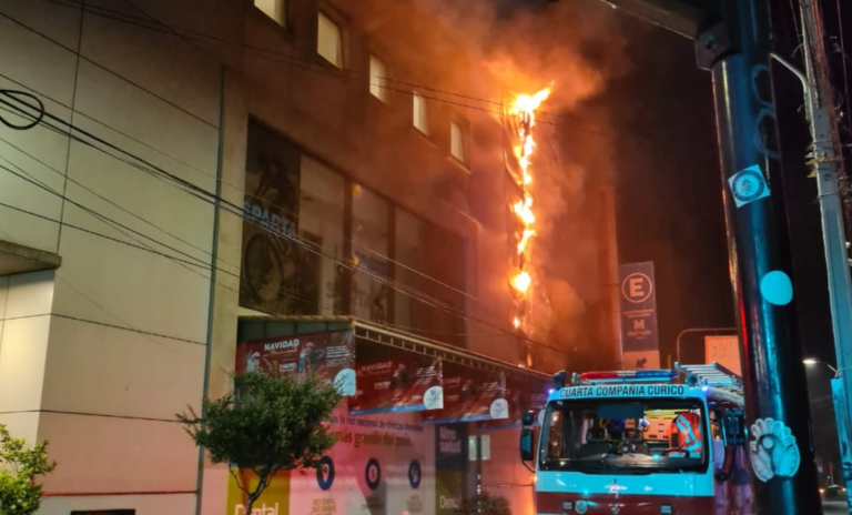 Incendio afectó a uno de los frontis del Mall Valle Curicó