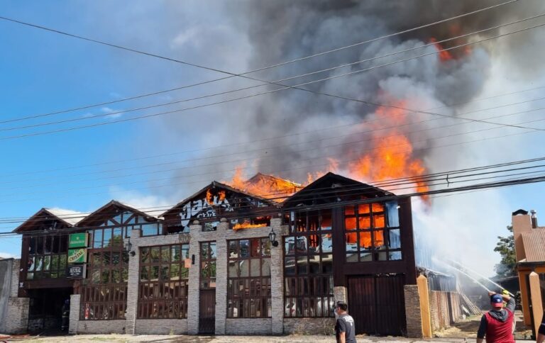 Incendio destruyó discoteque Jakuna en Curicó