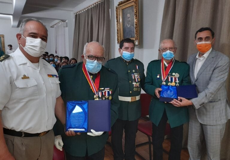 Bomberos y Municipio de Curicó distinguieron a voluntarios por sus años de servicio