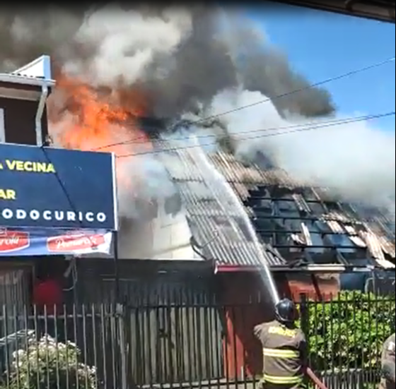 Incendio destruyó casa y dejó cuatro damnificados en sector Bombero Garrido de Curicó
