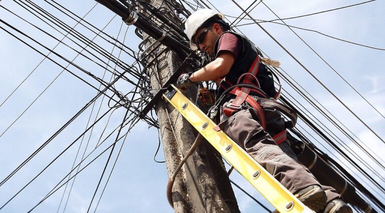 Concejo Municipal de Curicó evalúa propuesta de soterrar cables del tendido eléctrico
