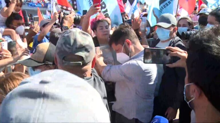 Mujer escupió y lanzó agua a Gabriel Boric en Talcahuano
