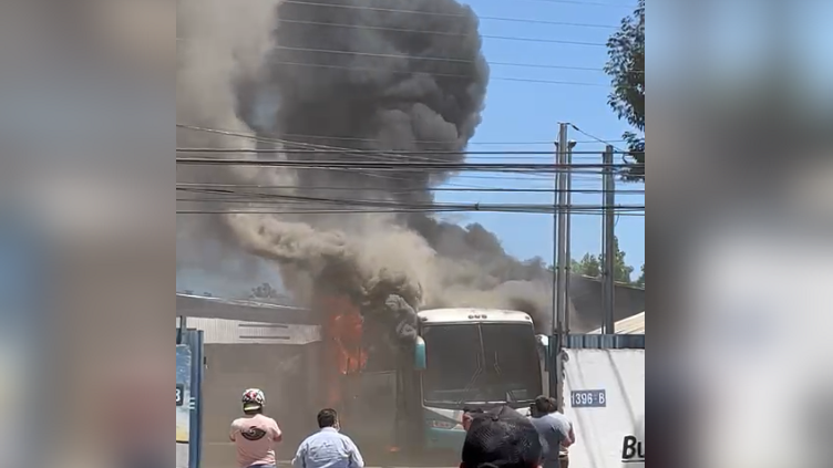 Microbús se incendió en aparcadero de empresa en Curicó
