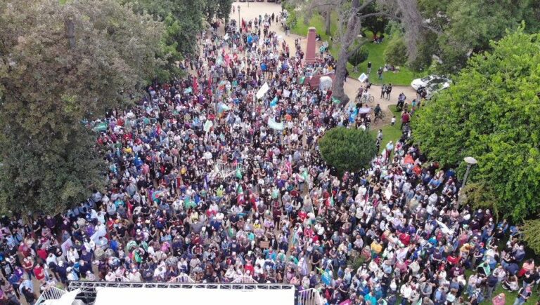 Gira "Cultura con Boric" logró multitudinaria asistencia en la Alameda de Talca