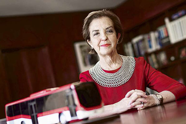 Gobierno niega baja frecuencia de transporte público en elecciones y diputado pide renuncia de ministra Gloria Hutt