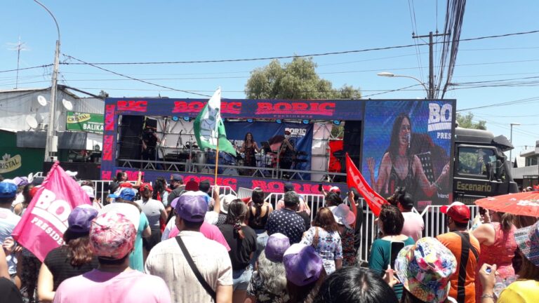 Comando de Boric llega a Curicó: celebración convocó a autoridades locales y artistas nacionales