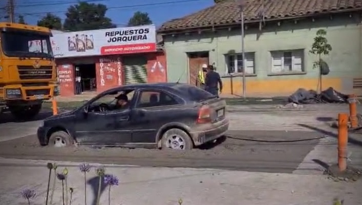 Conductor quedó atrapado con su automóvil sobre cemento fresco en Molina