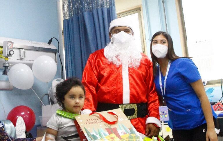 Ayudante del Viejito Pascuero visitó a niñas y niños en el Hospital de Curicó