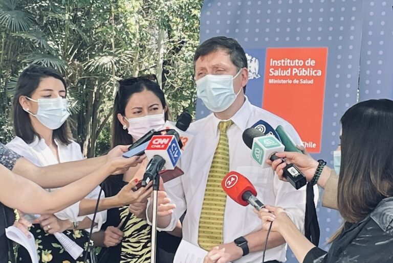 ISP aprobó aplicación de vacuna Pfizer a menores desde los cinco años de edad