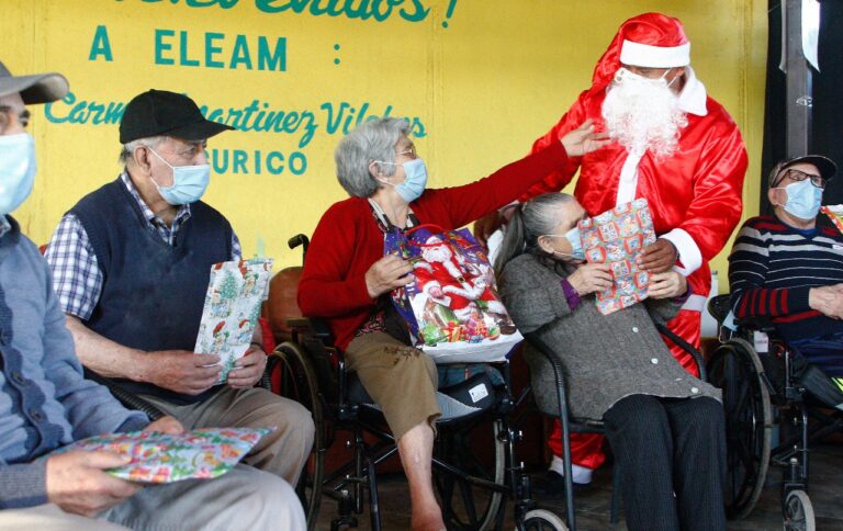 Adultos mayores en residencias de Curicó recibieron regalos de Navidad