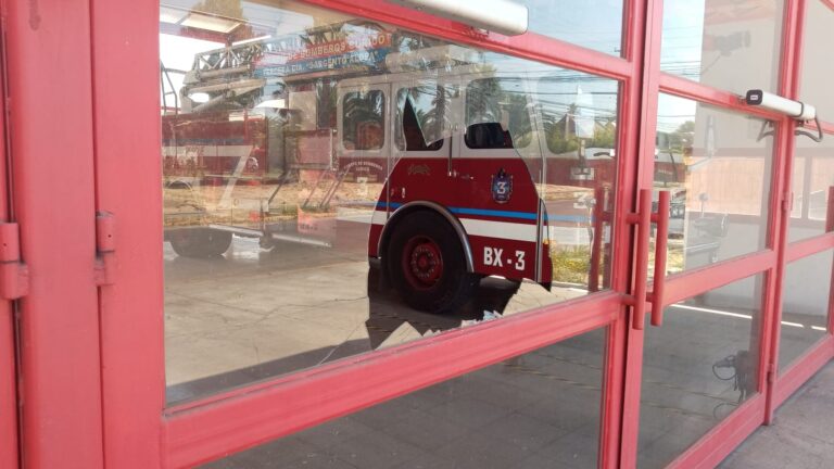 Sujeto rompió ventanal de cuartel de la Tercera Compañía de Bomberos de Curicó