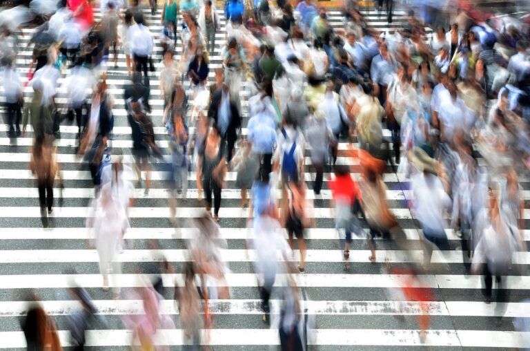 Avance de Ómicron: recomiendan teletrabajo y facilitar la vacunación