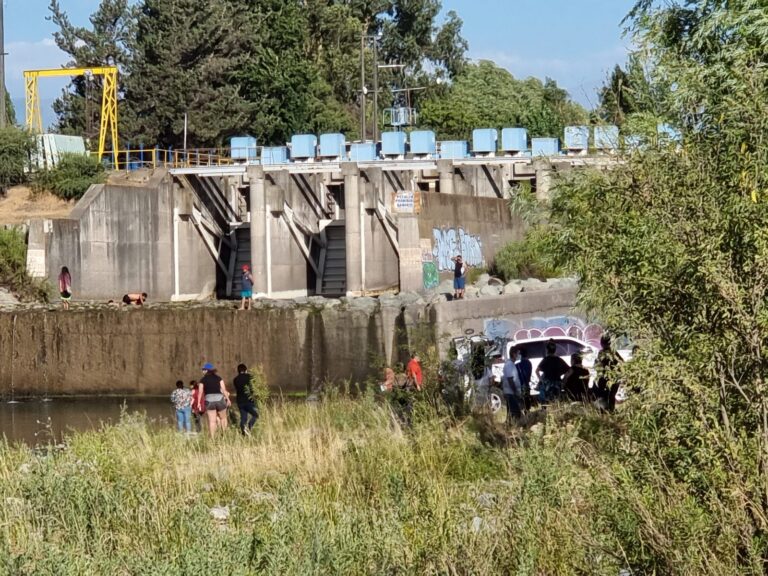 Bomberos llama a la comunidad a no bañarse en la zona de compuertas del Río Teno