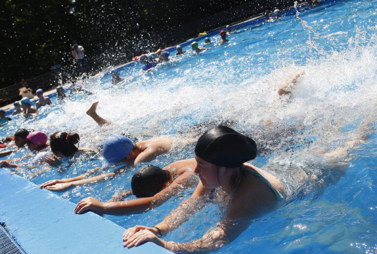 Continúa curso de natación en la piscina del Estadio La Granja