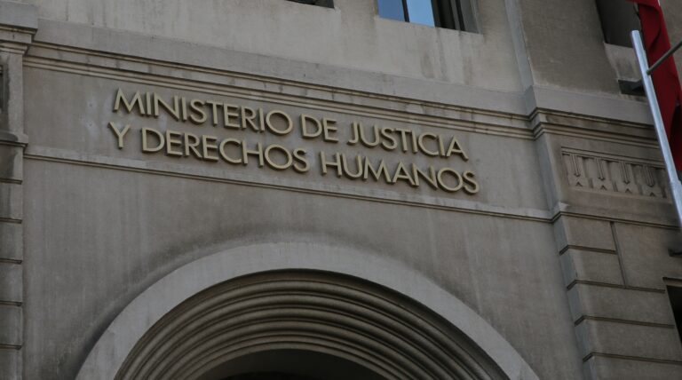 Ministerio de Justicia retira nombramiento como notario de Molina a abogado investigado por falsificar instrumento público