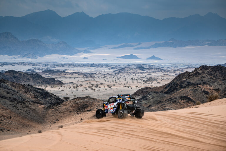 “Chaleco” López fue tercero en los Side by Side T3 del Dakar