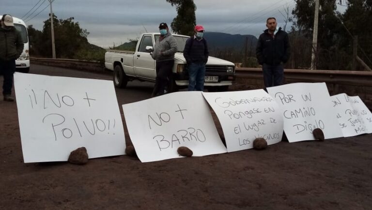 Vecinos de La Montaña de Teno se tomaron la Ruta J-25 en protesta por licitación fallida para pavimentación