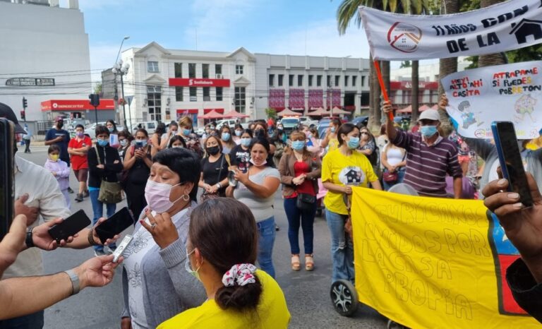 Grupos habitacionales de Curicó protestan contra las autoridades para agilizar tramitación de la casa propia