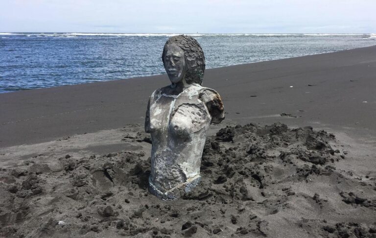 Desmienten “hallazgo arqueológico” de estatua encontrada en playa de La Pesca en Licantén