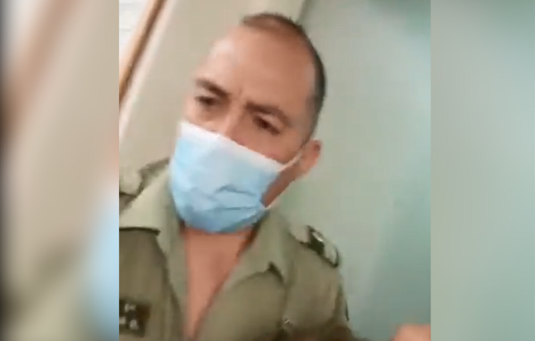 Carabineros asegura que dio de baja a policía que aparece en video golpeando a mujer