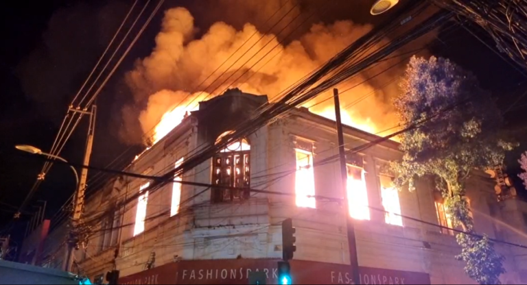Incendio afectó a tienda Fashion’s Park en el centro de Curicó