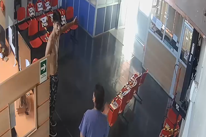 Hombre dañó televisor en Cesfam de Sarmiento tras exigir atención de urgencia para un amigo