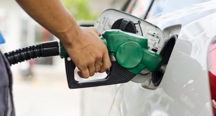 Bencinas registran baja de precios de hasta $20,6 por litro