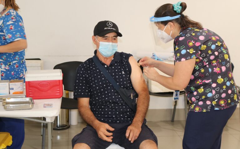 Dirección de Salud de Curicó destacó alta convocatoria durante vacunación el sábado