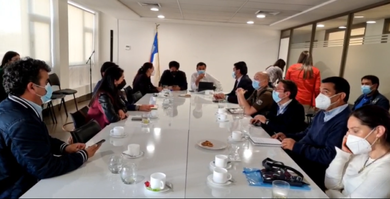 Autoridades acuerdan acciones para resguardar derechos de menores en toma ilegal frente al Río Guaiquillo en Curicó