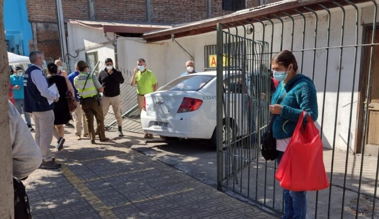 Tres lesionados y graves daños dejó choque de auto en la Dirección de Tránsito de Curicó