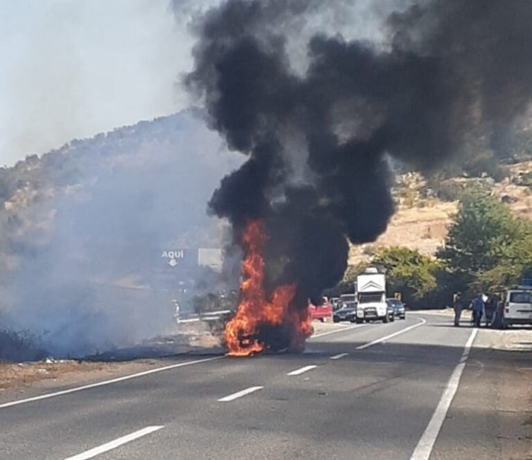 Tripulantes de vehículo que se incendió en Hualañé lograron escapar sin lesiones