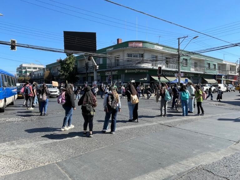 Estudiantes protestan exigiendo aumento de becas de alimentación BAES